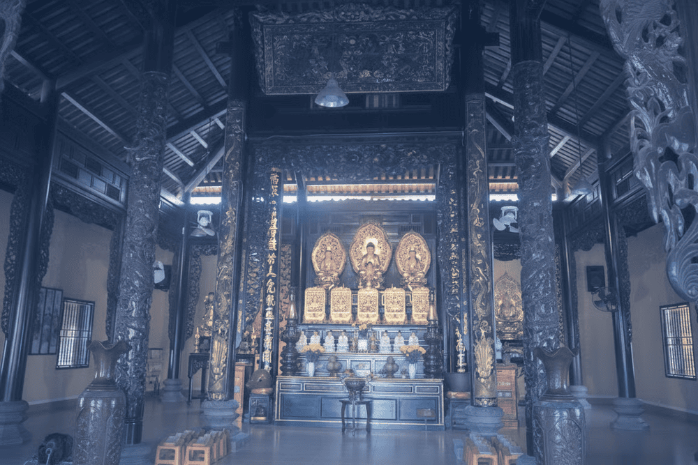 Không gian bên trong chánh điện